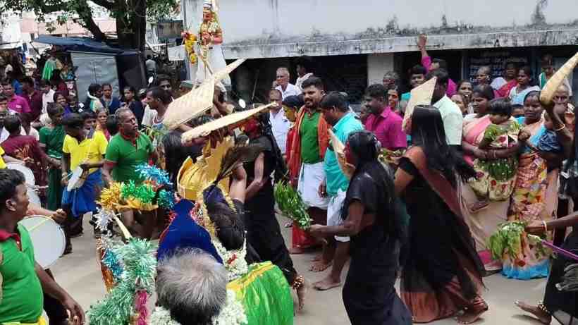 பெரம்பலூர்: பிரம்மதேசம் கிராமத்தில், முறத்தால் பக்தர்களை அடிக்கும் வினோத திருவிழா!