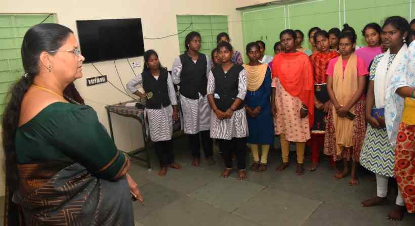 பெரம்பலூர் : ஹாஸ்டல் மாணவிகளுக்கு சிலருக்கு வயிற்றுப்போக்கு; கலெக்டர் கற்பகம் நேரில் ஆய்வு!