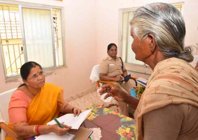 உங்களைத்தேடி உங்கள் ஊரில் திட்டம்: பெரம்பலூர் அருகே செட்டிக்குளம் கிராமத்தில் கலெக்டர் கற்பகம் மனுக்களை பெற்றார்!