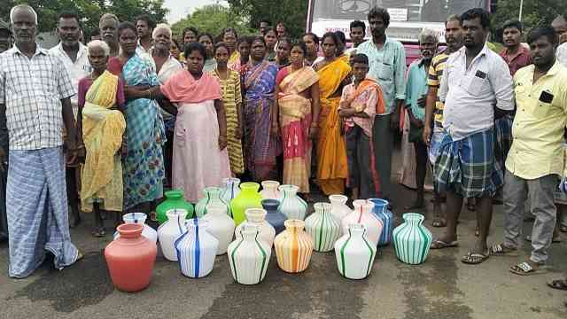 பெரம்பலூர்: காலி குடங்களுடன் குடிநீர் கேட்டு பொதுமக்கள் சாலை மறியல்!