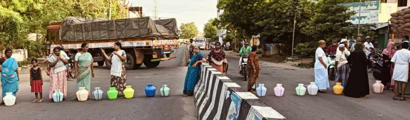 பெரம்பலூர்: முறையாக குடிநீர் வினியோகம் செய்யாத நகராட்சி ஆணையரை கண்டித்து பொதுமக்கள் காலி குடங்களுடன் சாலை மறியல்!