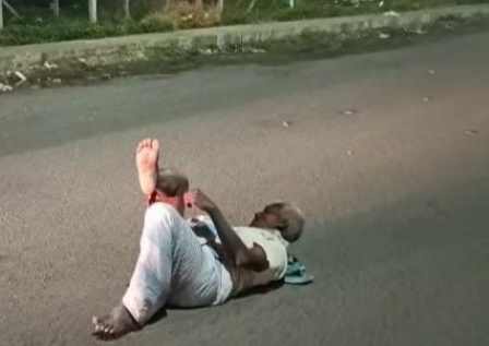 பெரம்பலூரில் பிரதான சாலையின் நடுவே படுத்துறங்கிய போதை ஆசாமி: அப்புறப்படுத்திய வாகன ஓட்டிகள்!
