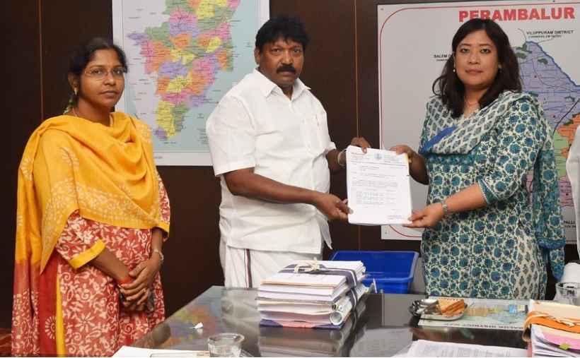 பெரம்பலூர்: தொகுதி மேம்பாட்டு நிதியில் ரூ.3.04 கோடி மதிப்பிலான பணிகளுக்கு பரிந்துரை கடித்தை கலெக்டர் கிரேஸி பச்சாவிடம் வழங்கினார் எம்.எல்.ஏ பிரபாகரன்!