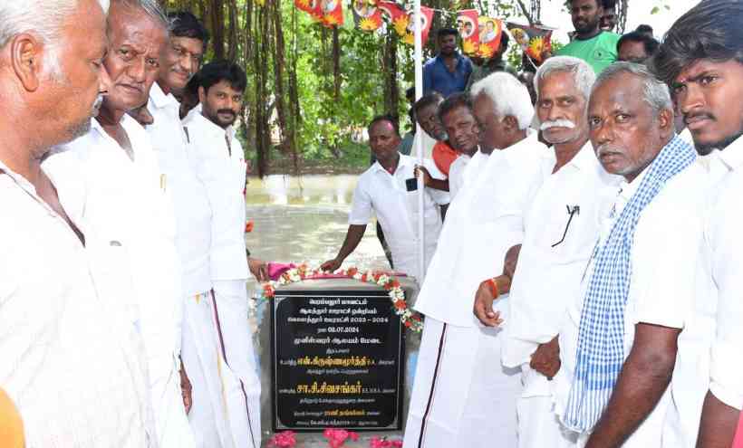 பெரம்பலூர்: கொளத்தூர் முனீஸ்வரன் கோயிலுக்கு ரூ.1.50 லட்சத்தில் மேடை; சொந்த நிதியில் திமுக நிர்வாகி டி.ஆர்.சிவசங்கர் கட்டி கொடுத்தார்!