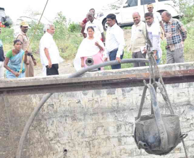 பெரம்பலூர்: நகராட்சியில் குடிநீர் வழங்க கூடுதல் கிணறுகள் ; பழைய கிணறுகளை தூர்வாரும் பணியையும் ஆய்வு செய்தார் கலெக்டர்!