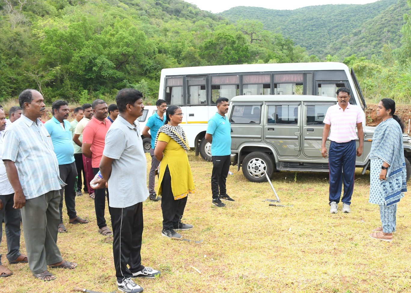 பெரம்பலூர்: போலீஸ் எஸ்.பி., ஷ்யாம்ளா தேவி தலைமையில் சட்ட விரோத சாராய ஊறல், பதுக்கல் குறித்து தேடுதல் வேட்டை நடத்திய போலீசார்!