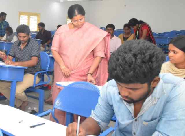 பெரம்பலூர்: 1816 பேர் குரூப் 1 தேர்வு எழுதினர்; கலெக்டர் கற்பகம் பார்வையிட்டார்!