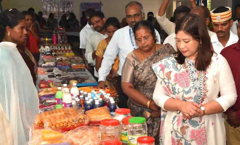 பெரம்பலூர்: மகளிர் சுய உதவிக்குழுக்களின் உற்பத்தி பொருட்களின் கல்லூரி கண்காட்சி கலெக்டர் தொடங்கி வைத்தார்.