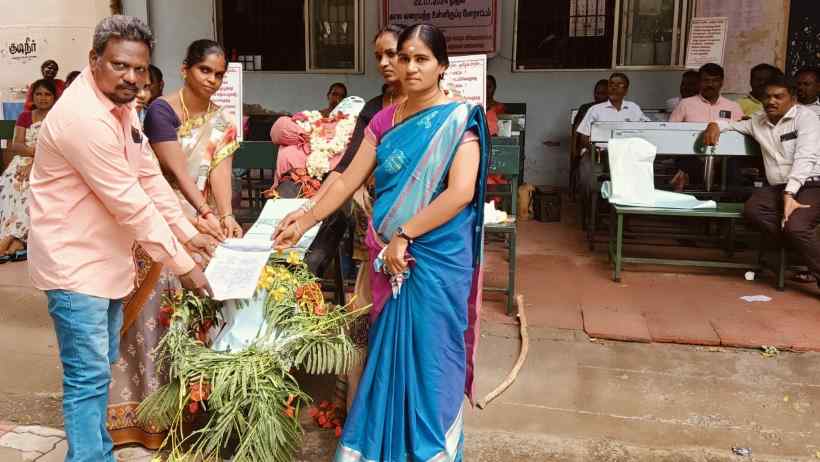 பெரம்பலூர்: பிணத்திடம் மனு கொடுத்த கவுரவ விரிவுரையாளர்கள்; 15 நாட்களாக உள்ளிருப்பு; 8 மாத ஊதியம் வழங்காதததை கண்டித்து நூதன போராட்டம்!