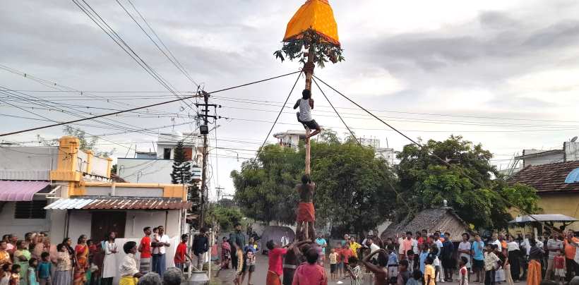 பெரம்பலூர்: கிருஷ்ணர் ஜெயந்தியை முன்னிட்டு, மதனகோபல சுவாமி கோயிலில் வழுக்கு மரம் ஏறுதல், உறியடி திருவிழா!
