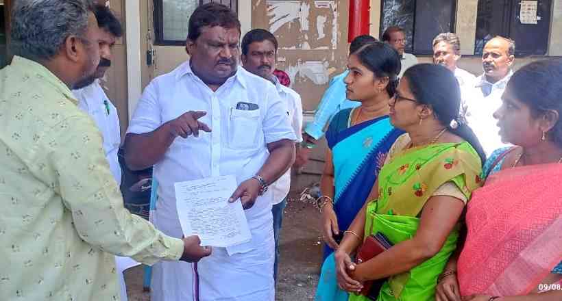 பெரம்பலூர்: அமைச்சர் சிவசங்கரிடம் அரசு கல்லூரி கவுரவ விரிவுரையாளர்கள் மனு!