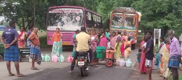 பெரம்பலூர் அருகே குடிநீர் கேட்டு காலிகுடங்களுடன் பெண்கள் சாலைமறியல்!