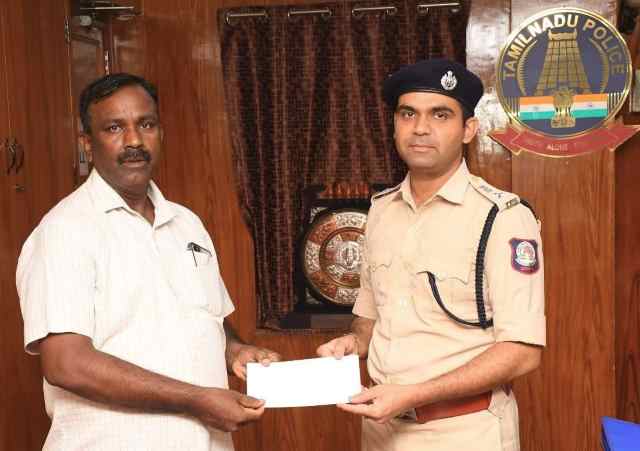 பெரம்பலூர்: வழக்குகளில் சிறப்பாக பணிபுரிந்த போலீசாரை பாராட்டி வெகுமதி வழங்கினார் போலீஸ் எஸ்.பி.