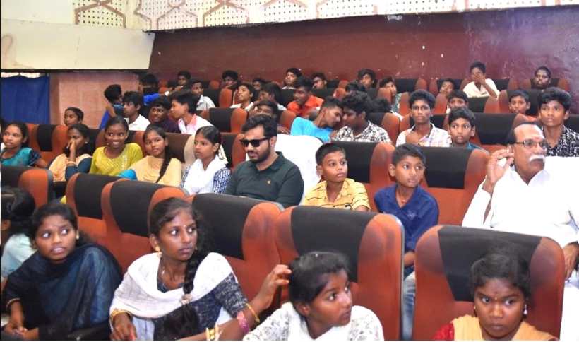 பெரம்பலூர்: பெற்றோர்களை இழந்த மாணவர்களுக்கு தியேட்டரில் சினிமா காண்பித்த சப்-கலெக்டர்!