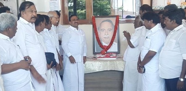 பெரம்பலூர்: அறிஞர் அண்ணாவின் 116- வது பிறந்த நாள்: ஆ. ராஜா எம்.பி, மலர் தூவி மரியாதை செலுத்தினார்!