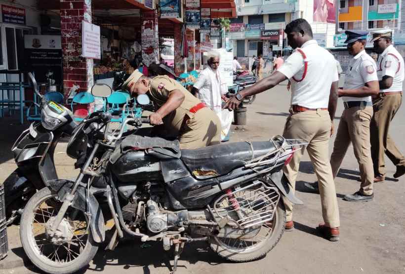 பெரம்பலூர்: பஸ் ஸ்டாண்டில் விதிகளை மீறிய பைக்குகளுக்கு அபராதம் விதித்த போலீசார்; பறிமுதல் எச்சரிக்கை!