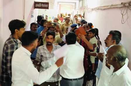 பெரம்பலூர்: மக்கள் குறைத்தீர்க்கும் கூட்டத்தில் மனு கொடுக்க வந்த மக்களுடன் தாசில்தார் தள்ளுமுள்ளு மோதல்!