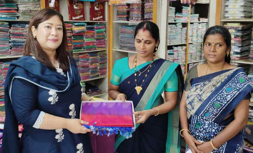 பெரம்பலூர்: கோ-ஆப் டெக்ஸ் தீபாவளி சிறப்பு விற்பனை; கலெக்டர் கிரேஸ் பச்சாவ் தொடங்கி வைத்தார்!