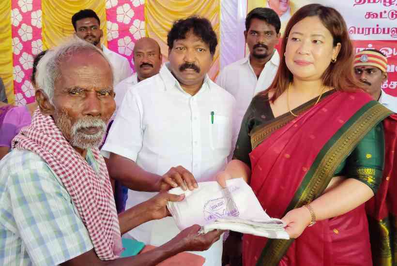 பெரம்பலூர்: தீபாவளி; முதியோர்களுக்கு இலவச வேட்டி சேலைகள் வழங்கும் திட்டம் கலெக்டர் தொடங்கி வைத்தார்!
