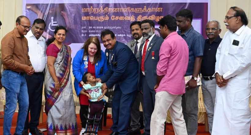 பெரம்பலூர்: லயன்ஸ் சங்கம் சார்பில் மாற்றுத் திறனாளிளுக்கு தீபாவளிக்கான ஆடைகள், நலத்திட்ட உதவிகள்!