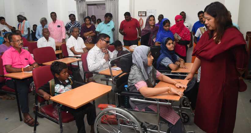 பெரம்பலூர் : மாற்றுத் திறனாளிகளுக்கான சிறப்பு குறைதீர்க்கும் நாள் கூட்டம்: உதவி உபகரணங்களை கலெக்டர் வழங்கினார்!
