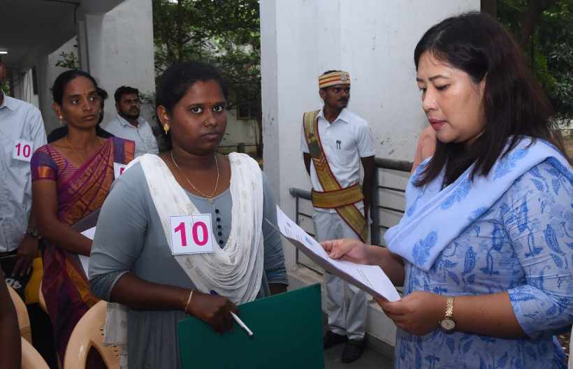 பெரம்பலூர்: 31 ரேசன் கடை சேல்ஸ்மேன் பணியிடங்களுக்கு 2533 பேர் பங்கேற்ற நேர்முகத் தேர்வு; கலெக்டர் ஆய்வு!