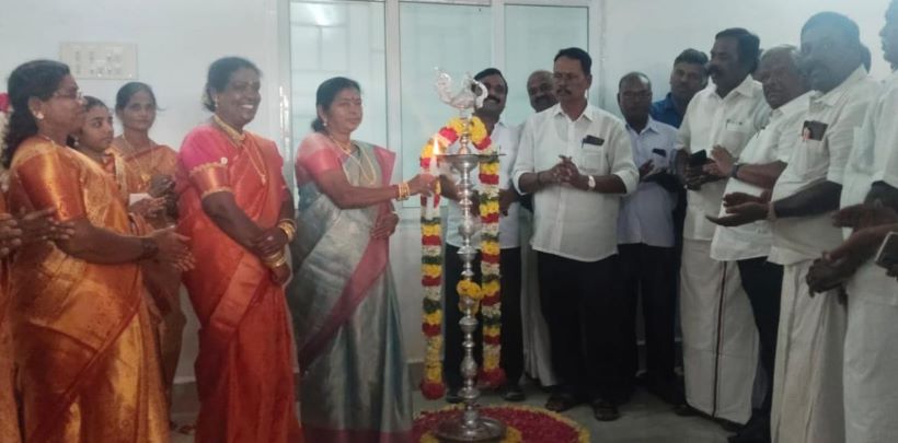 பெரம்பலூர் யூனியன் அலுவகத்தை முதலமைச்சர் மு.க.ஸ்டாலின் காணொளி காட்சியில் திறந்து வைத்தார். சேர்மன் மீனா அண்ணாதுரை குத்து விளக்கேற்றி தொடங்கி வைத்தார்.