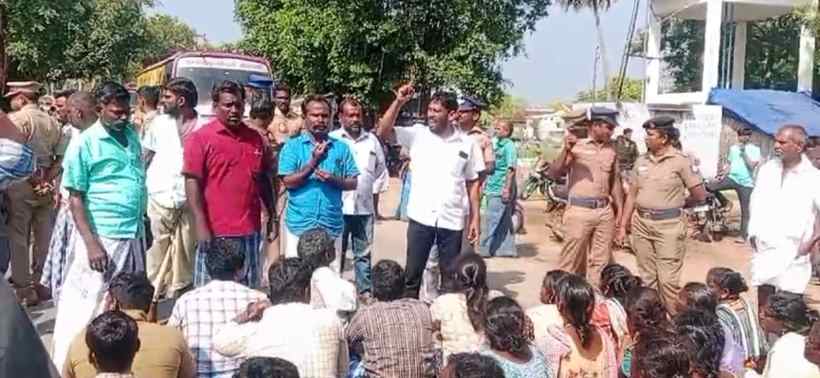 பெரம்பலூர்: அம்பேத்கர் சிலை சேதம், விசிக-வினர் சாலை மறியல்; போலீசார் விசாரணை!