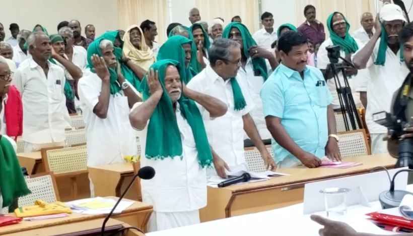 பெரம்பலூர்: சர்க்கரை ஆலையின் பேரவைக் கூட்டத்தில் விவசாயிகள் முக்காடு போட்டு, காதை மூடி போராட்டம்!