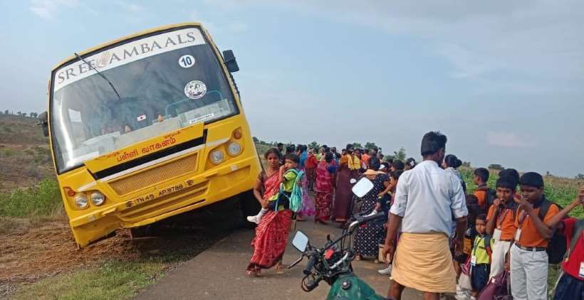 பெரம்பலூர்: சாலை ஓர பள்ளத்தில் ஸ்கூல் பஸ் கவிழ்ந்து விபத்து: பாதிப்பு ஏதுமில்லை, பொதுமக்கள் சாலை மறியல்!