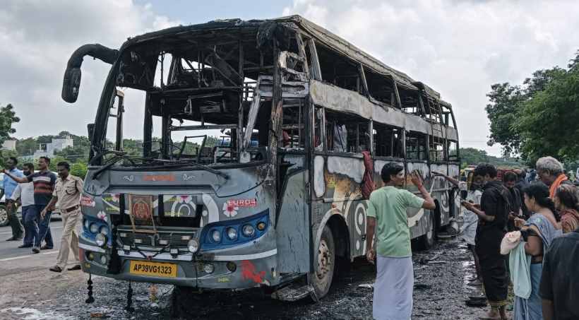 பெரம்பலூர்: ஐயப்ப பக்தர்கள் சமைத்த போது தீப்பிடித்த பஸ்!
