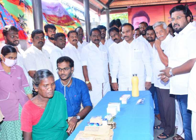பெரம்பலூர்: துணை முதலமைச்சர் உதயநிதி ஸ்டாலின் பிறந்த நாளை முன்னிட்டு மருத்துவ முகாம் ; ஆ.ராசா எம்.பி தொடங்கி வைத்தார்!