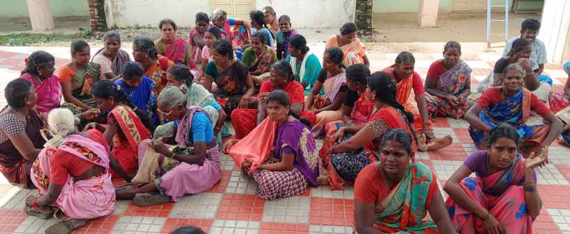 பெரம்பலூர்: நொச்சிக்குளம் ஊராட்சி செயலரை கண்டித்து, கிராம மக்கள் யூனியனில் ஆபிசில் முற்றுகையிட்டு தர்னா!