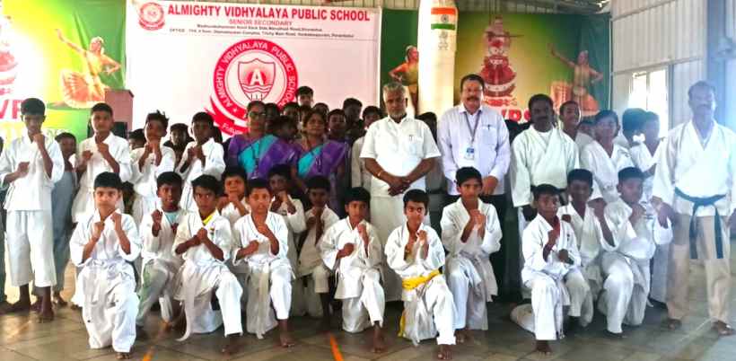 பெரம்பலூர்: சிறுவாச்சூர் ஆல்மைட்டி வித்யாலயா பப்ளிக் பள்யியில், கராத்தே கலர் பெல்ட் வழங்கும் விழா!