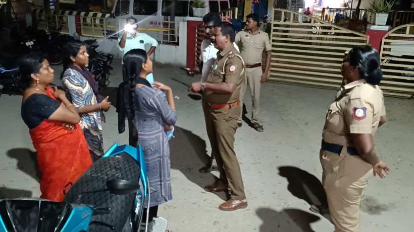 பெரம்பலூர்: ரவுடிகள் 2 பேர் துப்பாக்கி முனையில் கைது செய்யப்பட்டதாக, அவர்களின் மனைவிகள் நள்ளிரவில் ஸ்டேசன் முற்றுகை!