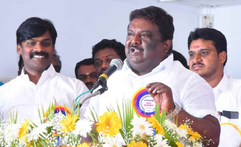 ஓட்டை உடைசல் பஸ் என்றும், 19 அவார்டு வாங்கியது என்றும் ஒரே நேரத்தில் ஒரு டிவிக்காரன் போடுறான்: அரசு பொறியாளர்கள் கூட்டத்தில், போக்குவரத்துத் துறை அமைச்சர் சிவசங்கர் வேதனை!