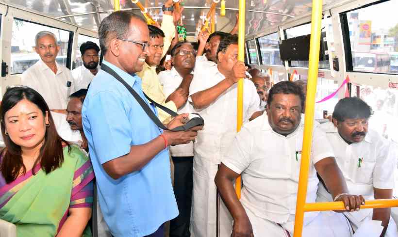 பெரம்பலூர்: 22 ஆண்டு கோரிக்கை நிறைவேற்றம்: சின்ன வெண்மணிக்கு புதிய பேருந்து உள்பட 3 பேருந்துகளை அமைச்சர் சிவசங்கர் தொடங்கி வைத்தார்.