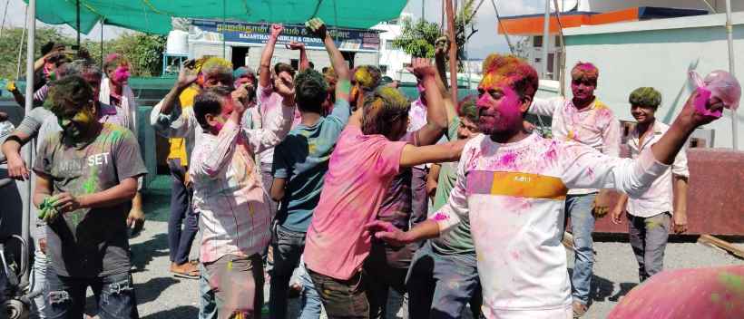 பெரம்பலூர்: ஹோலி பண்டிகையை கொண்டாடிய வடஇந்தியர்கள்!
