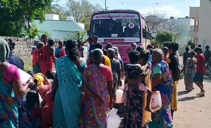 பெரம்பலூர்: சுமார் ஒருமாதமாக கொள்ளிடம் கூட்டு குடிநீர் விநியோகம் நிறுத்தம்: ஆத்திரமடைந்த பொதுமக்கள் காலி குடங்களுடன் பஸ்சை சிறைப்பிடித்து சாலை மறியல், ஊராட்சி ஆபீசை முற்றுகையிட்டு போராட்டம்!