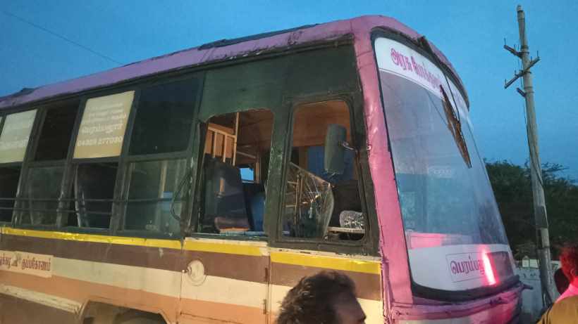 பெரம்பலூர்: வழி விடாத பஸ்சின் கண்ணாடி உடைப்பு; வாலிபர்களுக்கு போலீஸ் வலைவீச்சு!
