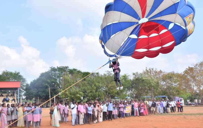 பெரம்பலூர்: பாராக்ளைடிங்-ல் பறந்து மாணவர்கள் போதை ஒழிப்பு விழிப்புணர்வு; கலெக்டர் தொடங்கி வைத்தார்!