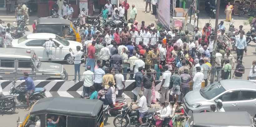 பெரம்பலூர்: மனைவி கண்முன்னே சாலையை கடக்க முயன்ற கணவன் பைக் மோதி பலி; ஆம்புலன்ஸ் வர தாமதமானதால் அதிமுகவினர் சாலை மறியல்!