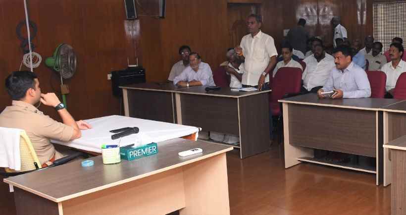 பெரம்பலூர்: மயக்க மாத்திரைகள், வலி நிவாரணிகளை டாக்டர் பரிந்துரை சீட்டு இல்லாமல் கொடுக்க கூடாது; மருந்து கடைக்கார்களுக்கு போலீஸ் எஸ்.பி அறிவுறுத்தல்!