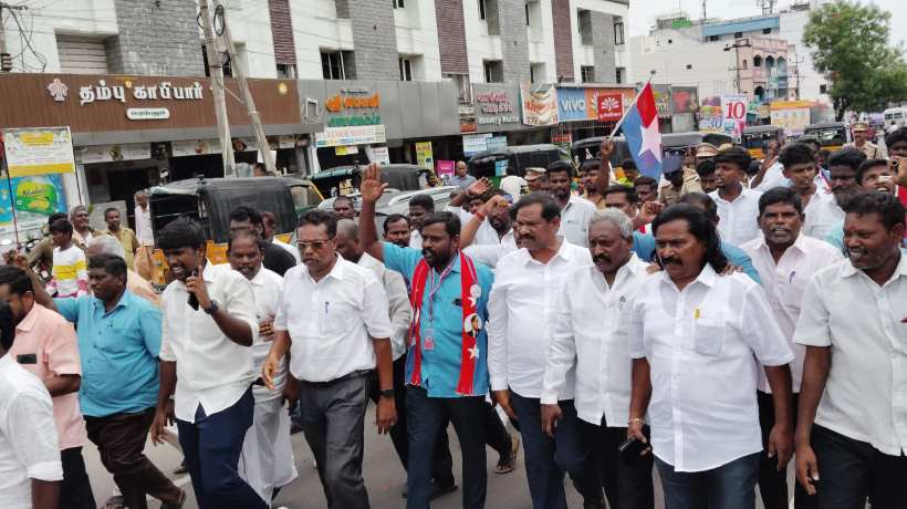பெரம்பலூர்: புரட்சி தமிழகம் மாநில தலைவர் ஏர்போர்ட் மூர்த்தியை கண்டித்து விசிகவினர் கல்வீச்சு! கண்ணாடி உடைப்பு!