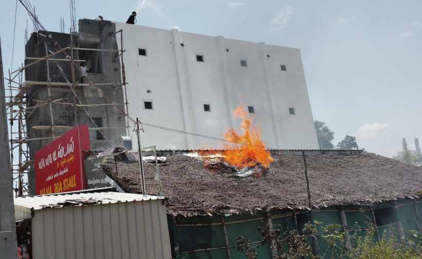 பெரம்பலூர்: டீக்கடையில் தீவிபத்து; தண்ணீரை பீய்ச்சி அடித்த எஞ்ஜினியர்! பெரும் தீவிபத்து தவிர்ப்பு!