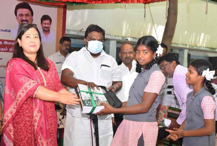 பெரம்பலூர்: 53,877 மாணவர்களுக்கு சீருடைகள், பாட நூல்கள், புத்தக பைகளை அமைச்சர் சிவசங்கர் வழங்கி தொடங்கி வைத்தார்!