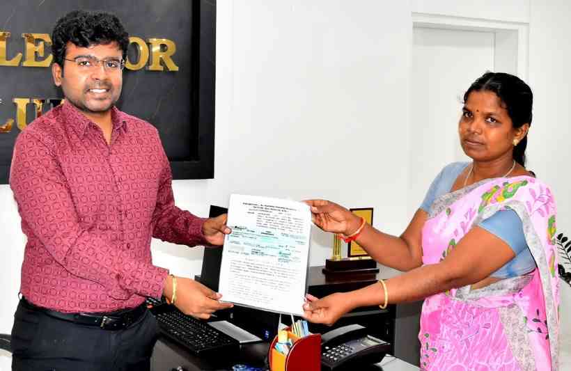 பெரம்பலூர்: கல்லூரி கட்டணம் செலுத்த முடியாத ஏழை மாணவனுக்கு தன் விருப்ப நிதியிலிருந்து கட்டணம் செலுத்த நடவடிக்கை எடுத்த பெரம்பலூர் கலெக்டர்! பொதுமக்கள் பாராட்டு!!