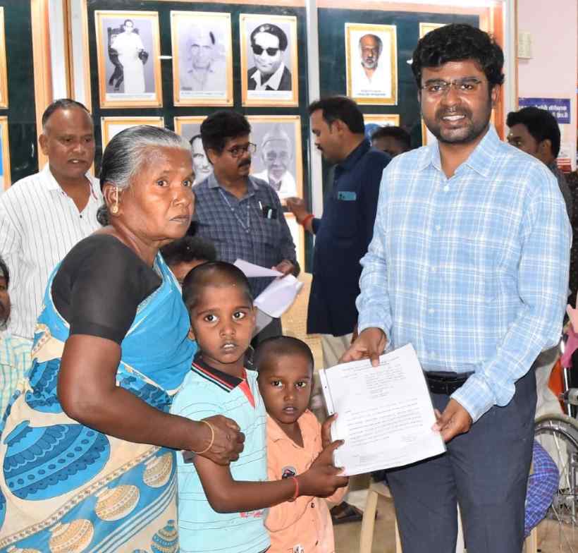 பெரம்பலூர்: விபத்தில் தாய், தந்தையை இழந்த குழந்தைகளுக்கு விபத்து நிவாரணம், மாதாந்திர உதவித் தொகை கிடைக்க உதவி செய்த கலெக்டர்!