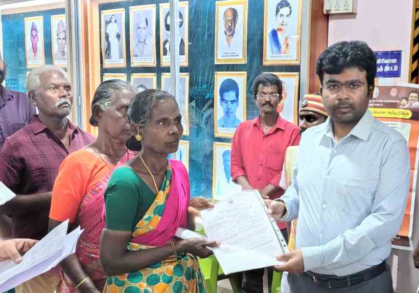 பெரம்பலூர்: மக்கள் குறைதீர்க்கும் நாள் கூட்டம்; 20 பேருக்கு இலவச வீட்டு மனைப் பட்டாக்கள் வழங்கினார் கலெக்டர் அருண்ராஜ்!