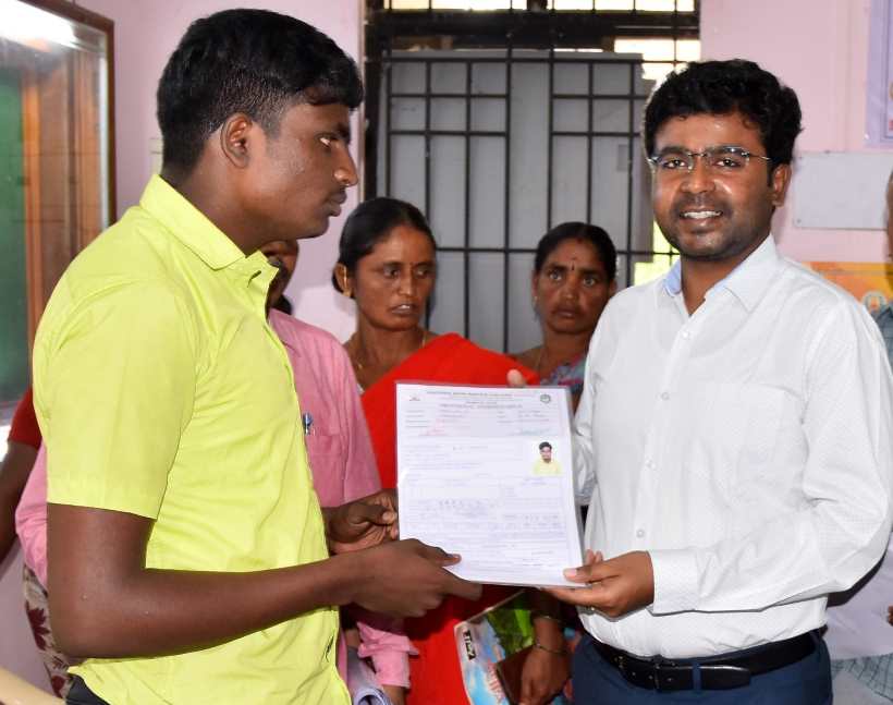 பெரம்பலூர்: மாற்றுத் திறனாளி மாணவனின் உயர்கல்விக்கு உதவிய கலெக்டர்! பொதுமக்கள் பாராட்டு!